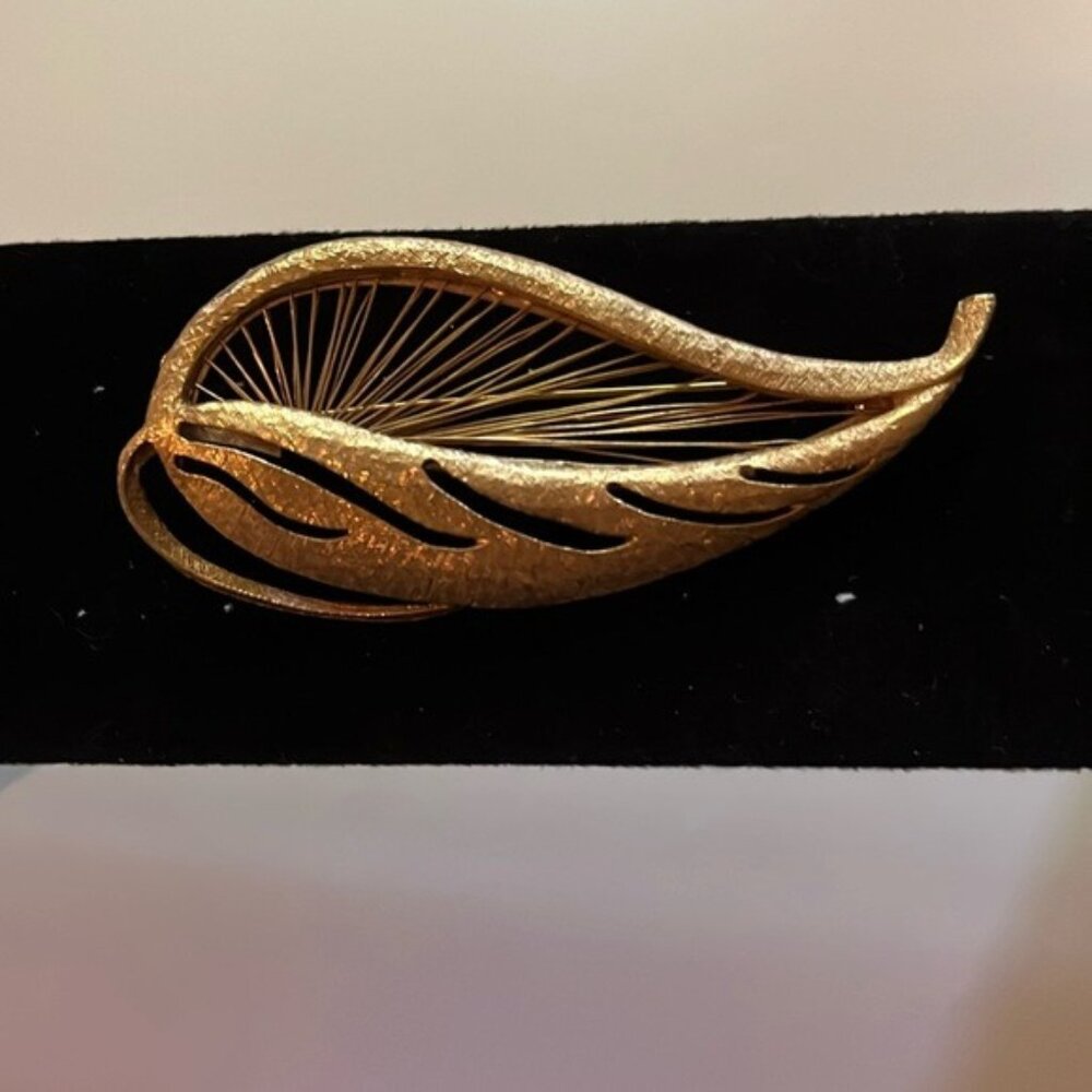 🍃✨ Vintage Monet Gold-Tone Leaf Brooch Pin ✨🍃